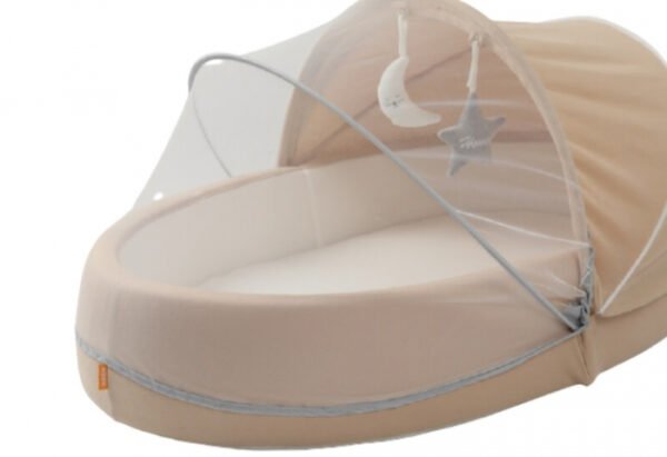 Cosulet bebelus Baby Nest cu arcada jucarii copertina si plasa insecte Cappuccino